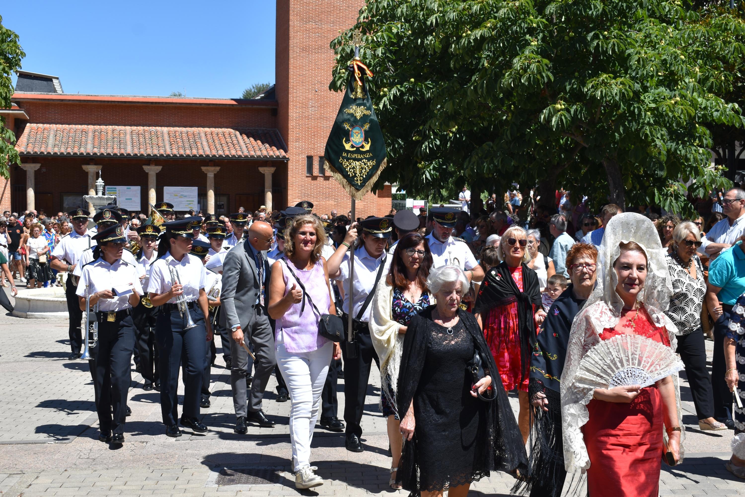 Santa Marta honra a su patrona entre música y mantillas