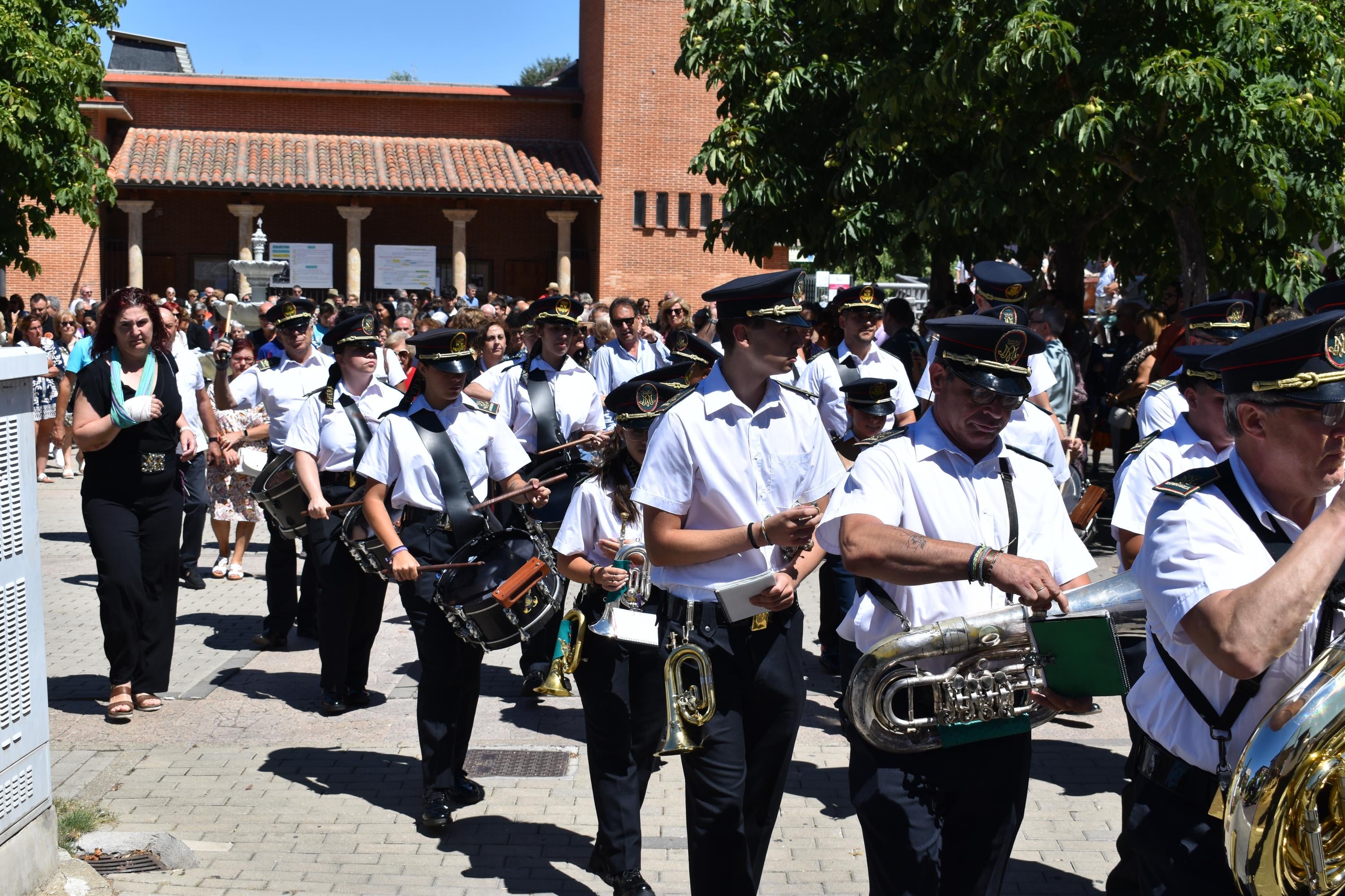 Santa Marta honra a su patrona entre música y mantillas