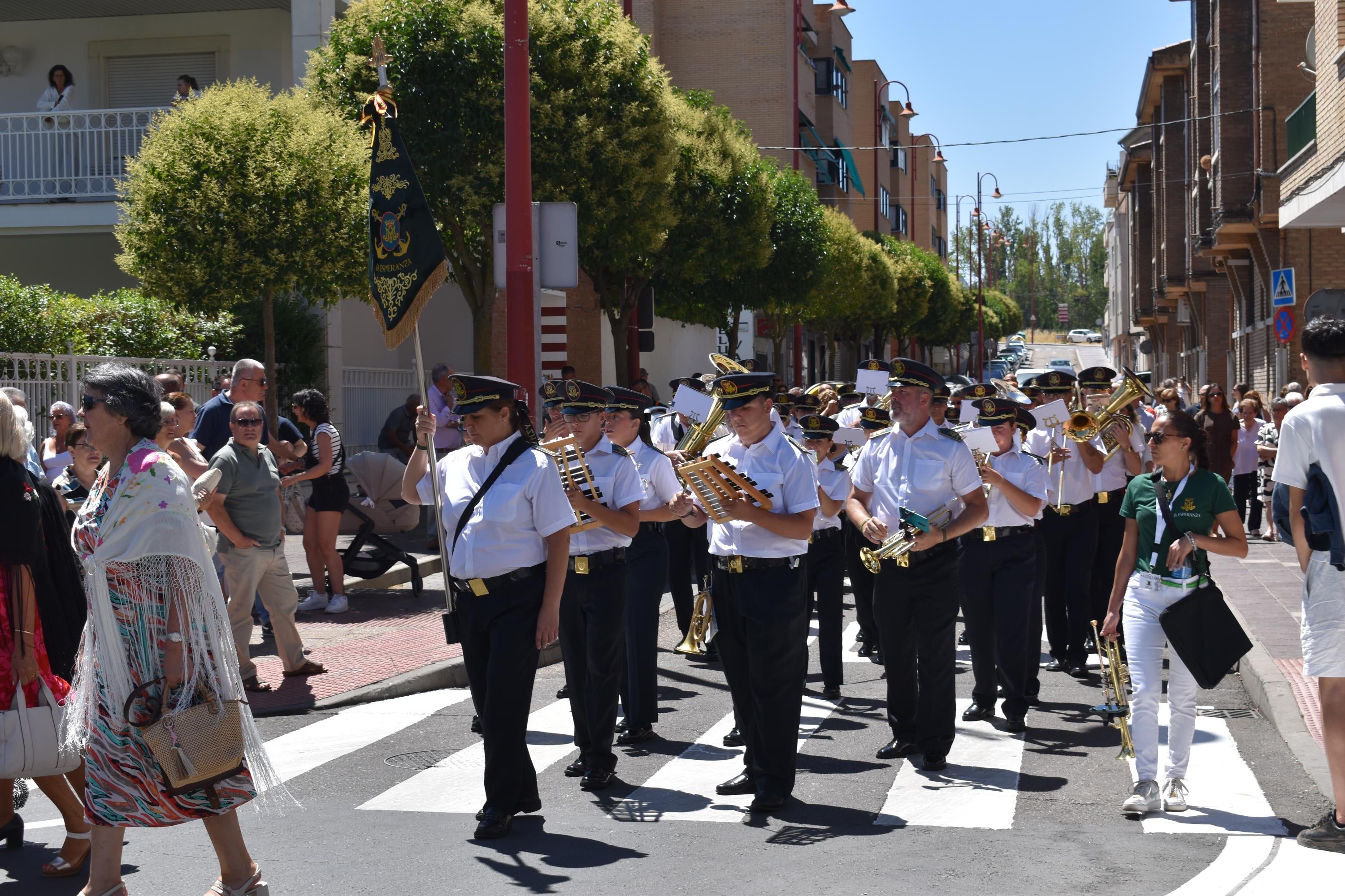 Santa Marta honra a su patrona entre música y mantillas
