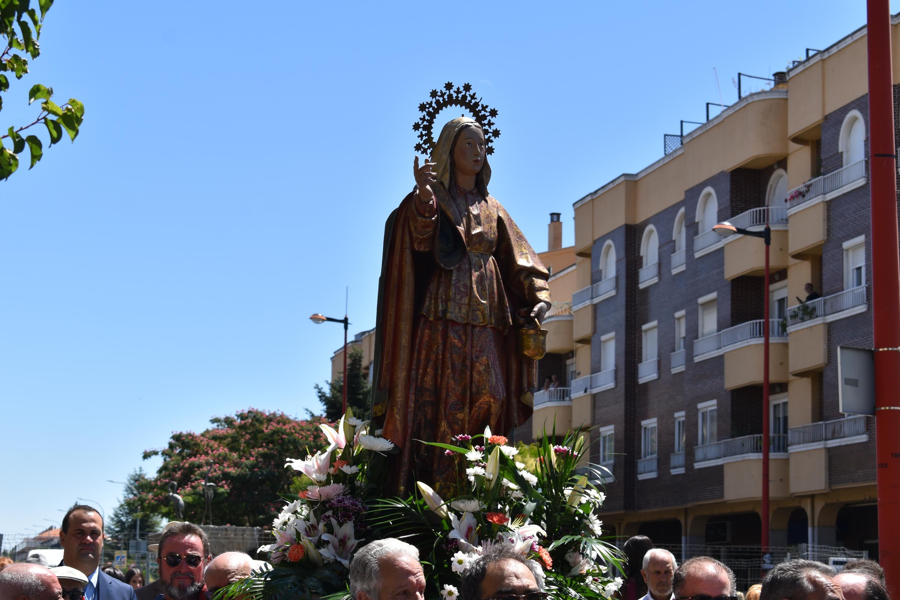 Santa Marta honra a su patrona entre música y mantillas