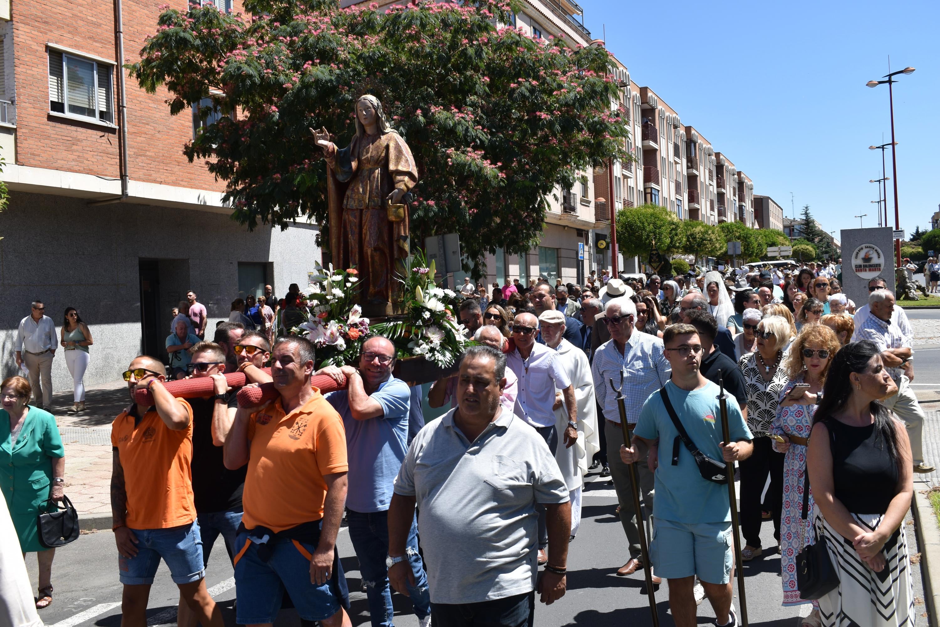 Santa Marta honra a su patrona entre música y mantillas