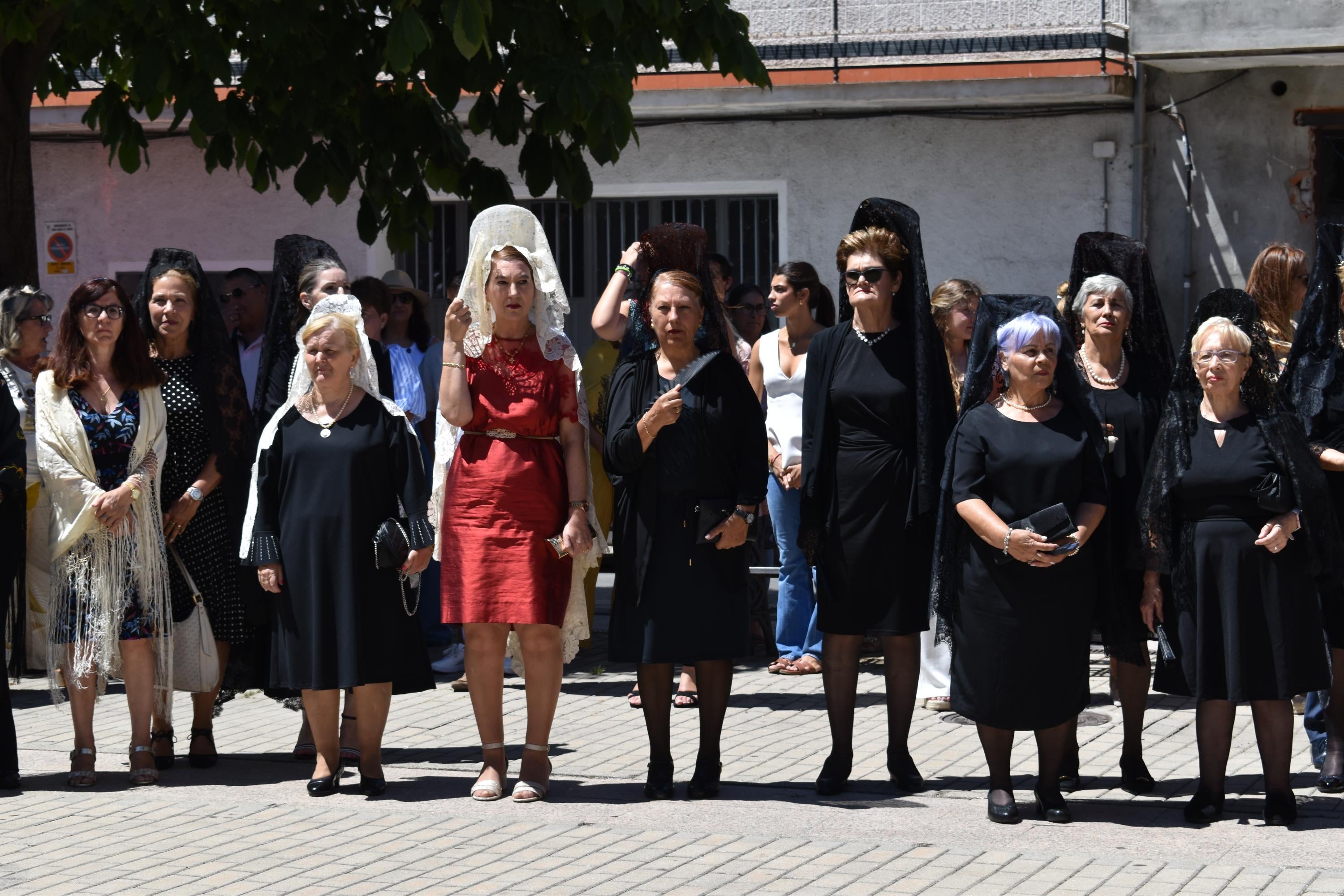 Santa Marta honra a su patrona entre música y mantillas