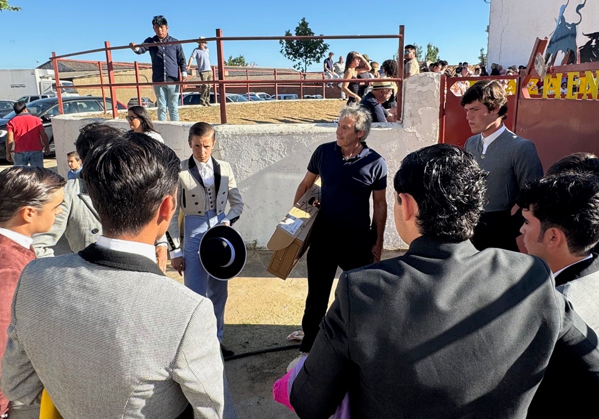 Alumnos de la Escuela taurina, el viernes, en la clase práctica celebrada en Matilla.
