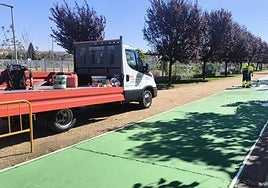 Operarios pintan un tramo del carril bici de la avenida de Ignacio Ellacuría, este martes.