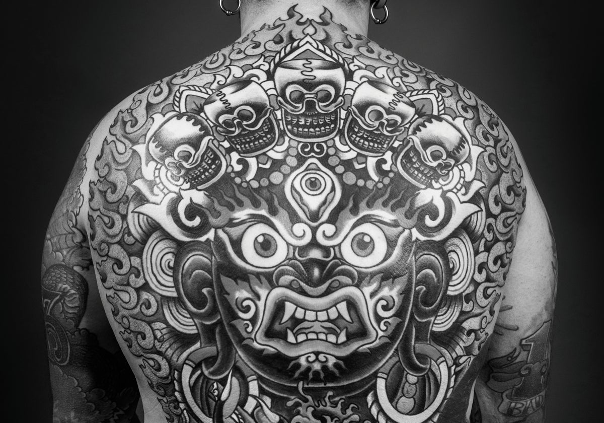 Diseño de espalda completa tatuada por Eduardo Mateos.