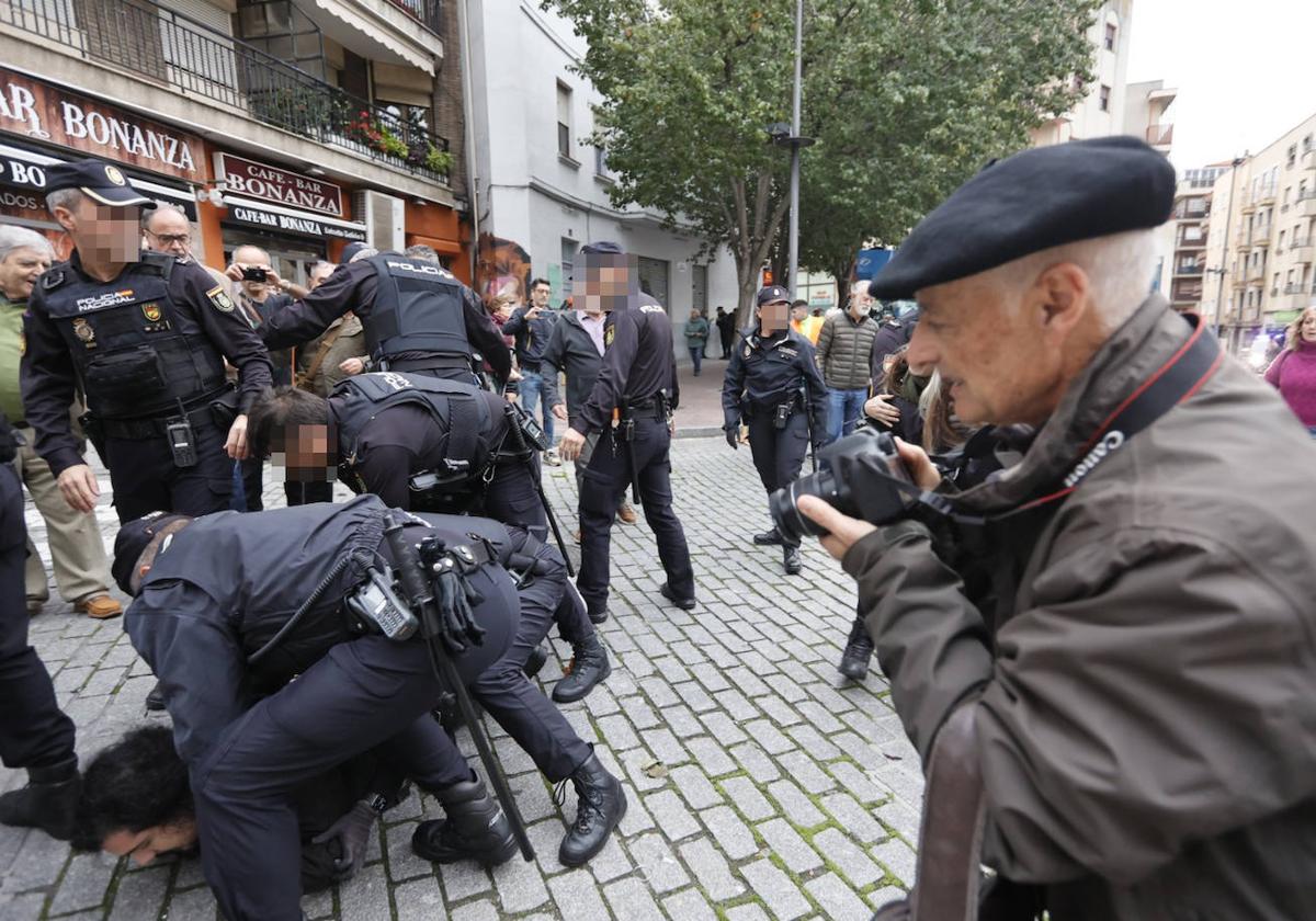 Detención durante la polémica tala de árboles de la plaza del Oeste.