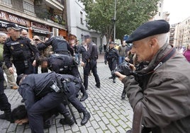 Detención durante la polémica tala de árboles de la plaza del Oeste.