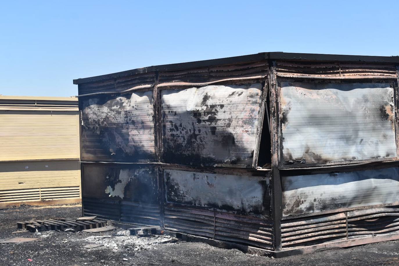 Así han quedado las casetas de las peñas de Santa Marta afectadas por el incendio