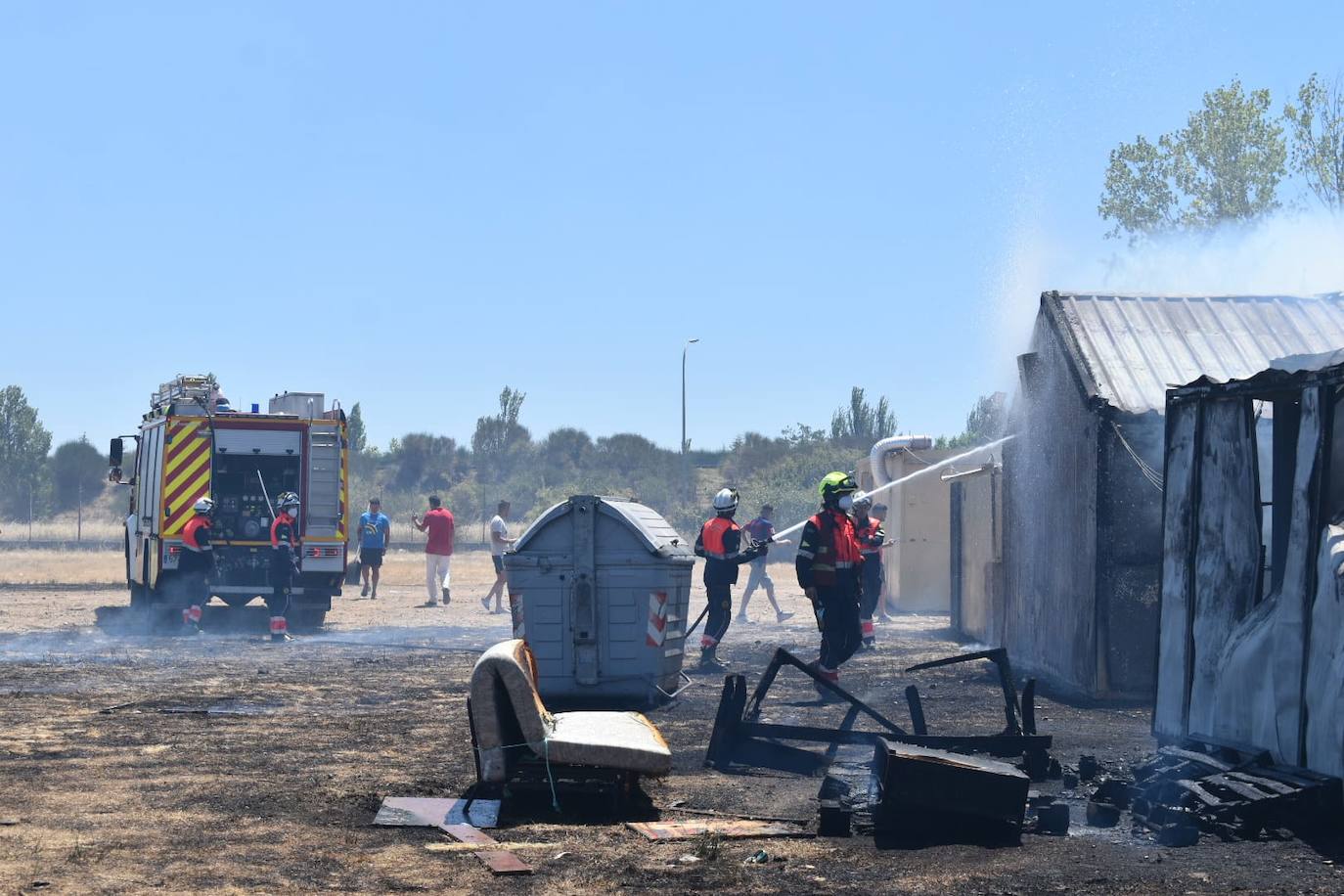 Así han quedado las casetas de las peñas de Santa Marta afectadas por el incendio