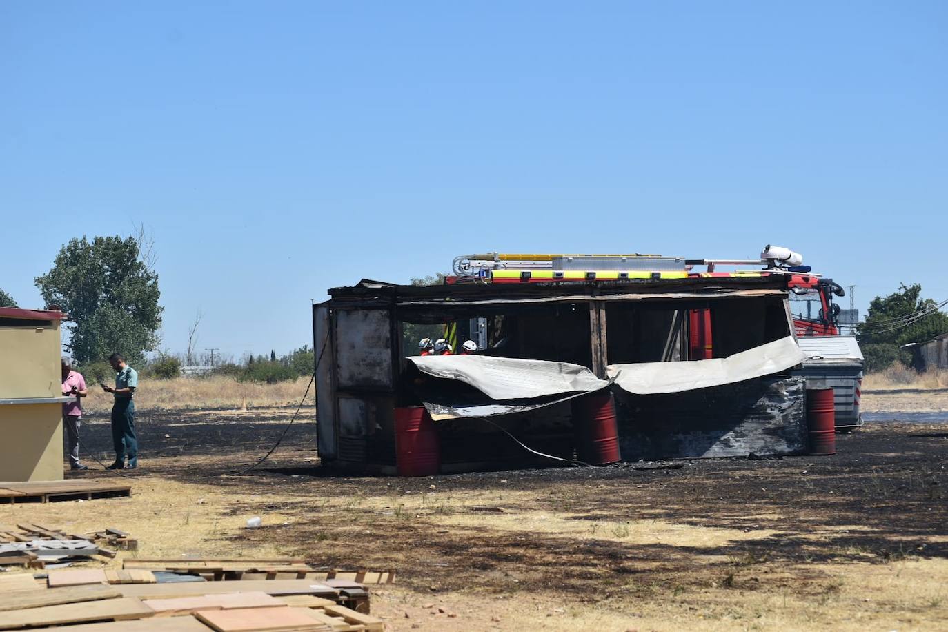 Así han quedado las casetas de las peñas de Santa Marta afectadas por el incendio