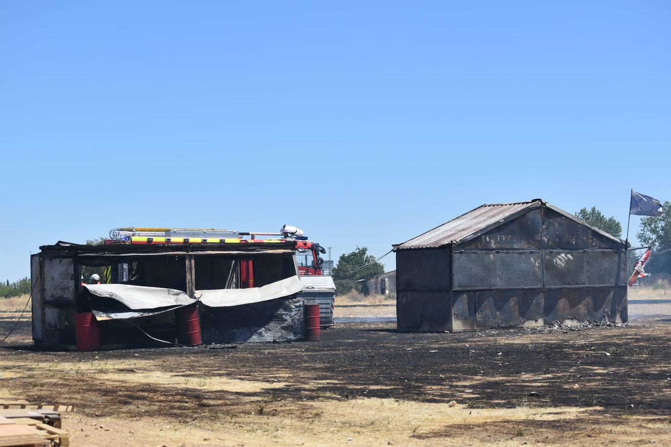Así han quedado las casetas de las peñas de Santa Marta afectadas por el incendio