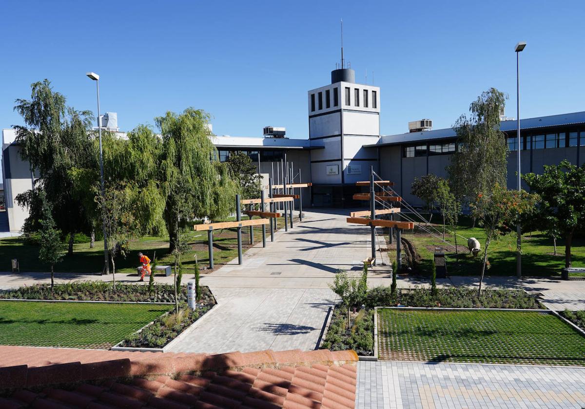 Últimos retoques al bulevar en la zona donde irá la pérgola y donde se aparcarán las food trucks.