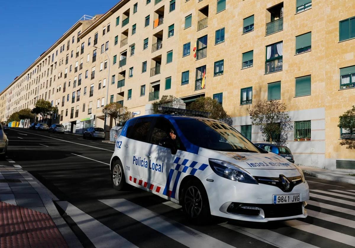 Un coche de la Policía Local, patrullando por Capuchinos.