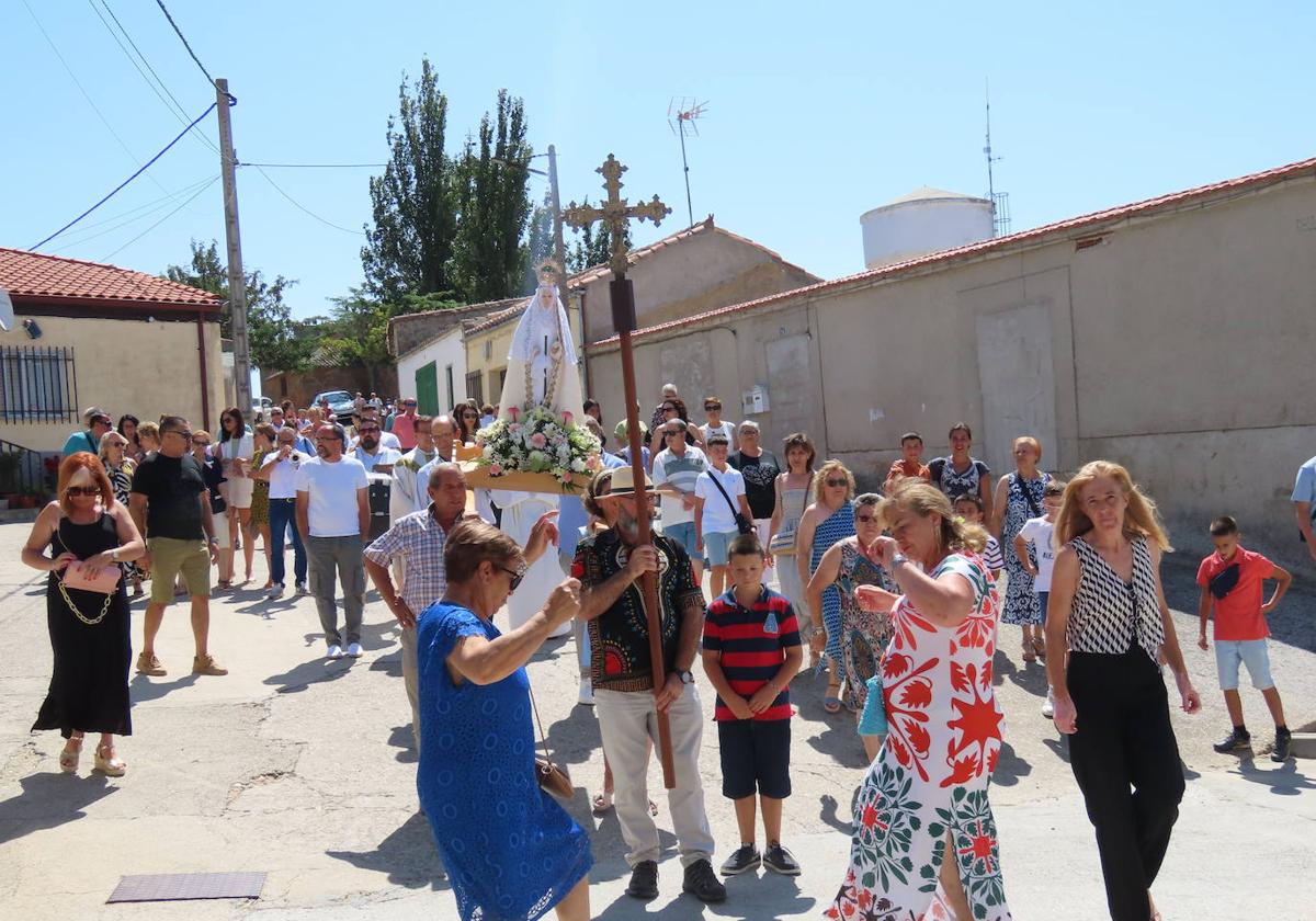 Bailes en honor a la Virgen del Castillo el día grande de las pasadas fiestas del verano.