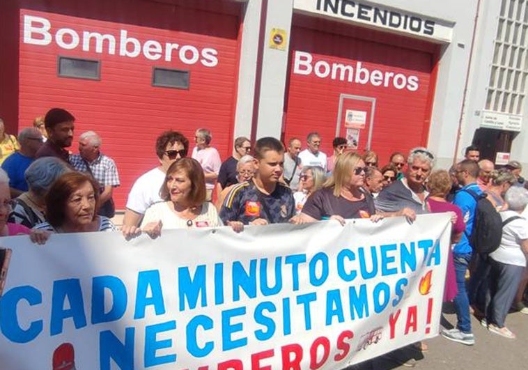 Concentración para reivindicar el parque de bomberos profesional en Peñaranda