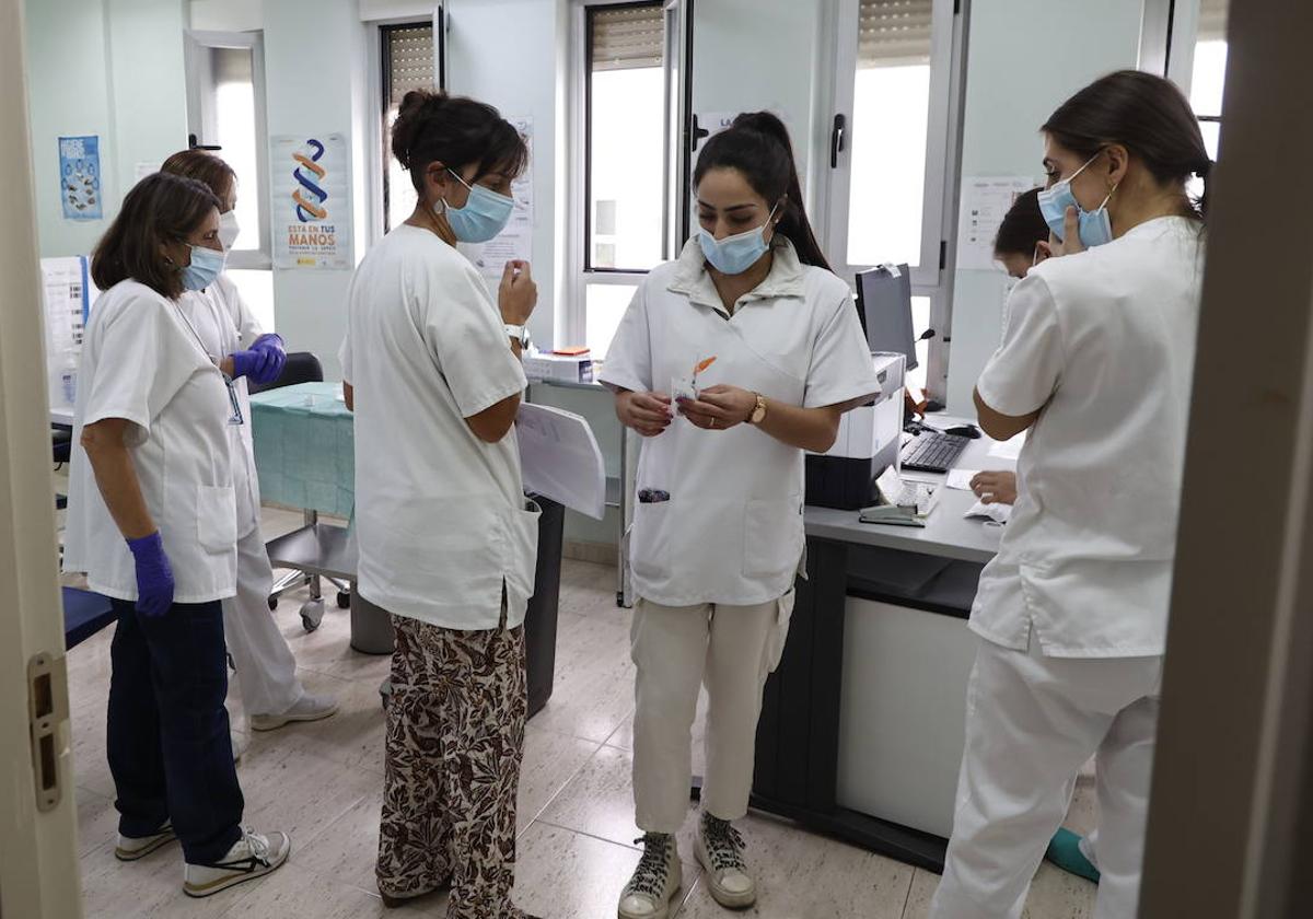 Personal sanitario, en el centro de salud de San Juan.