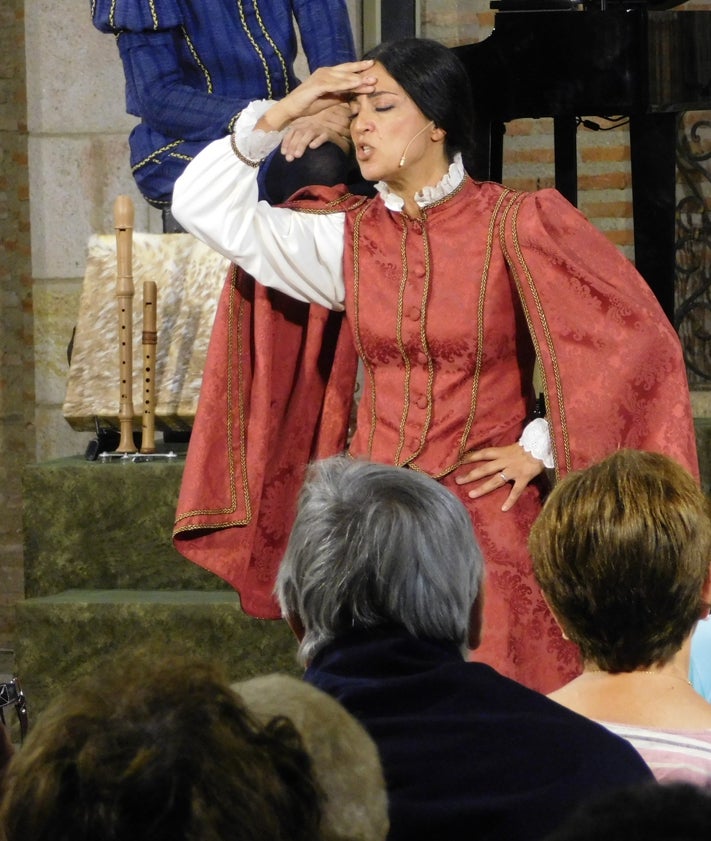 Imagen secundaria 2 - Alba de Tormes disfruta de la puesta en escena de &#039;Arcos y Ecos&#039; que llenó San Juan