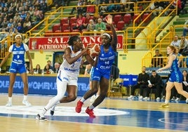 Djaldi-Tabdi, defendiendo a Sika Koné en un partido en Würzburg.