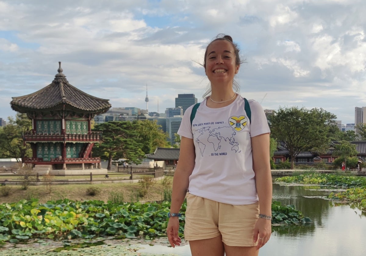 Paula Martín posa en Seúl (Corea del Sur) con su camiseta con el escudo de Santa Marta.