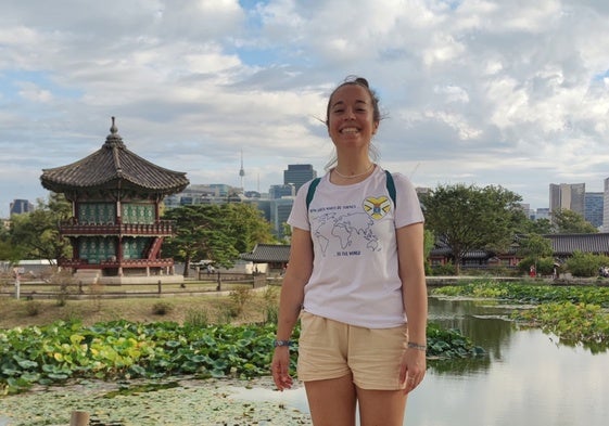 Paula Martín posa en Seúl (Corea del Sur) con su camiseta con el escudo de Santa Marta.