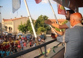 El pregonero, Joaquín Merchán, en el lanzamiento del chupinazo.