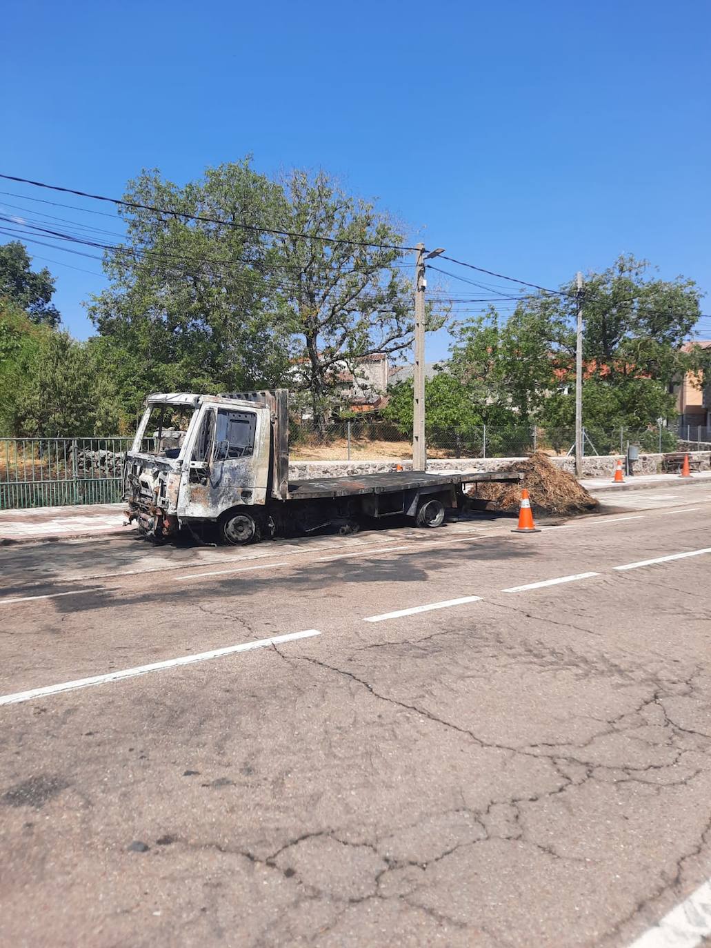 Totalmente calcinado: así ha quedado el camión quemado en las calles de Linares de Riofrío