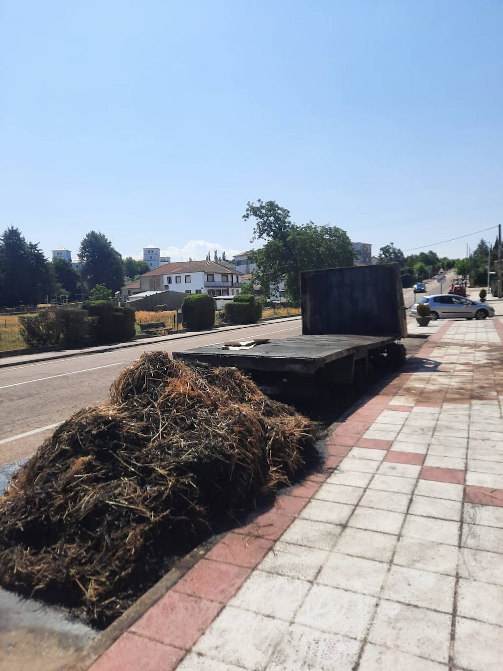 Totalmente calcinado: así ha quedado el camión quemado en las calles de Linares de Riofrío