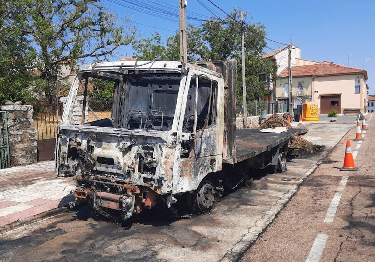 Totalmente calcinado: así ha quedado el camión quemado en las calles de Linares de Riofrío