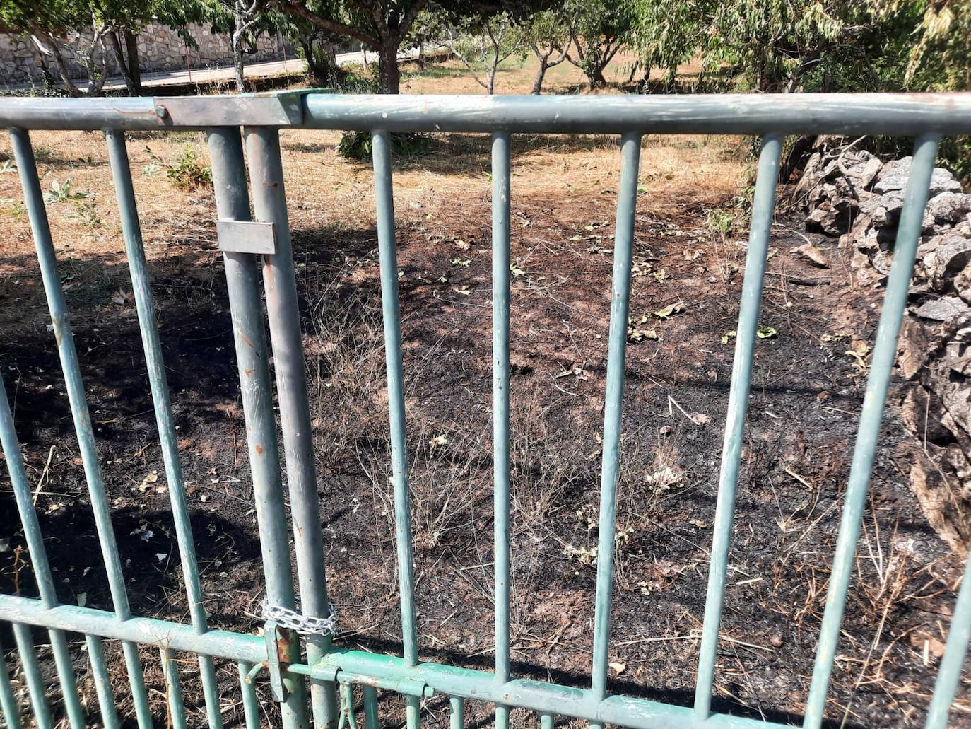 Totalmente calcinado: así ha quedado el camión quemado en las calles de Linares de Riofrío