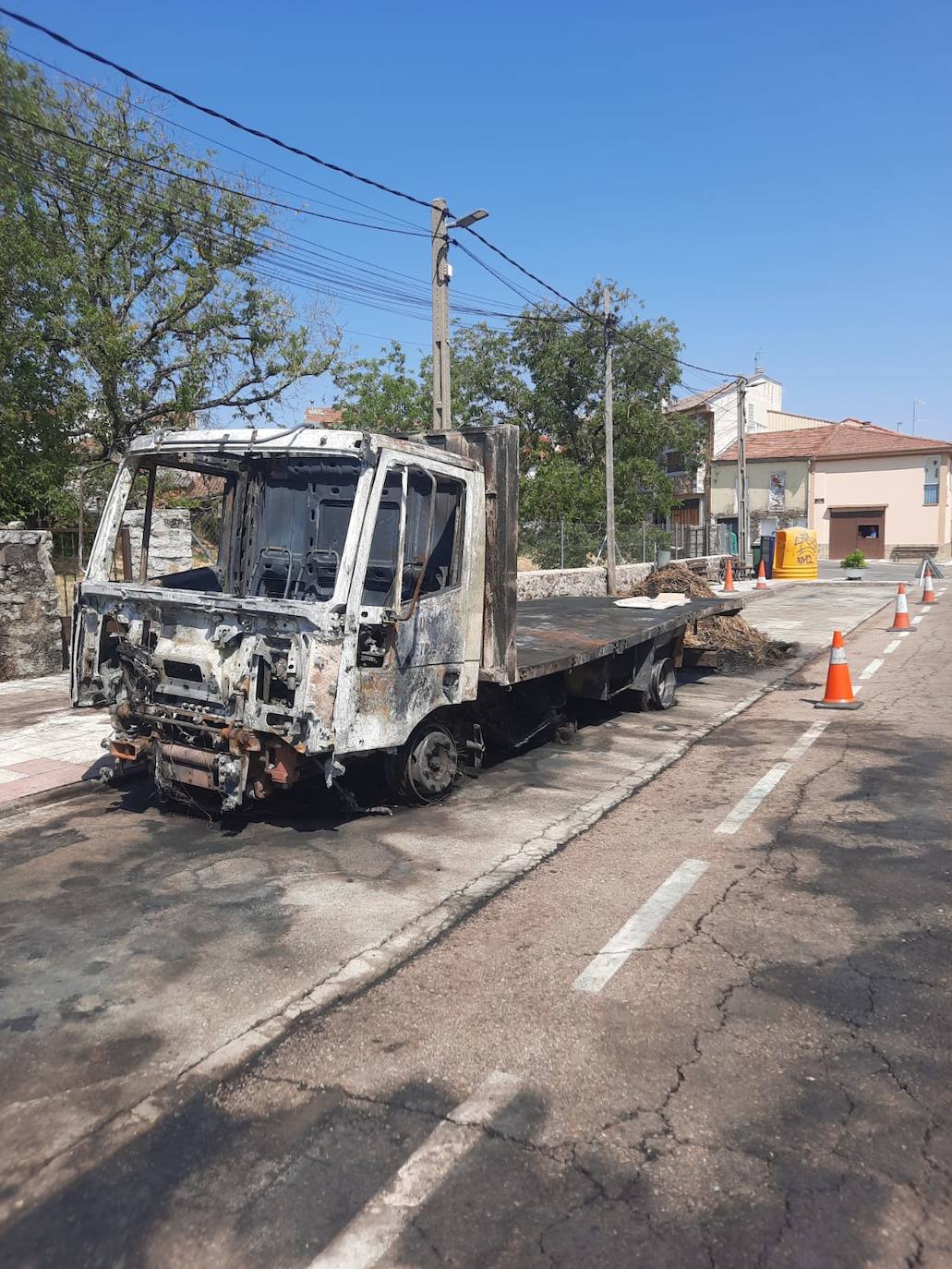 Totalmente calcinado: así ha quedado el camión quemado en las calles de Linares de Riofrío