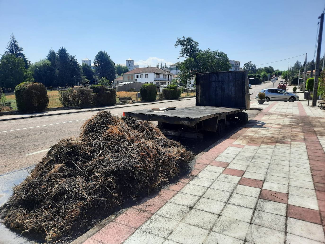 Totalmente calcinado: así ha quedado el camión quemado en las calles de Linares de Riofrío