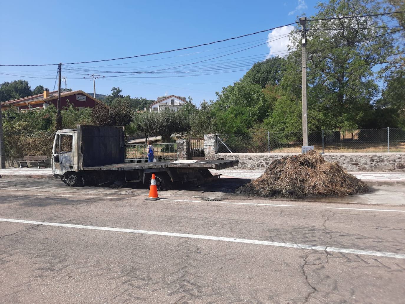 Totalmente calcinado: así ha quedado el camión quemado en las calles de Linares de Riofrío
