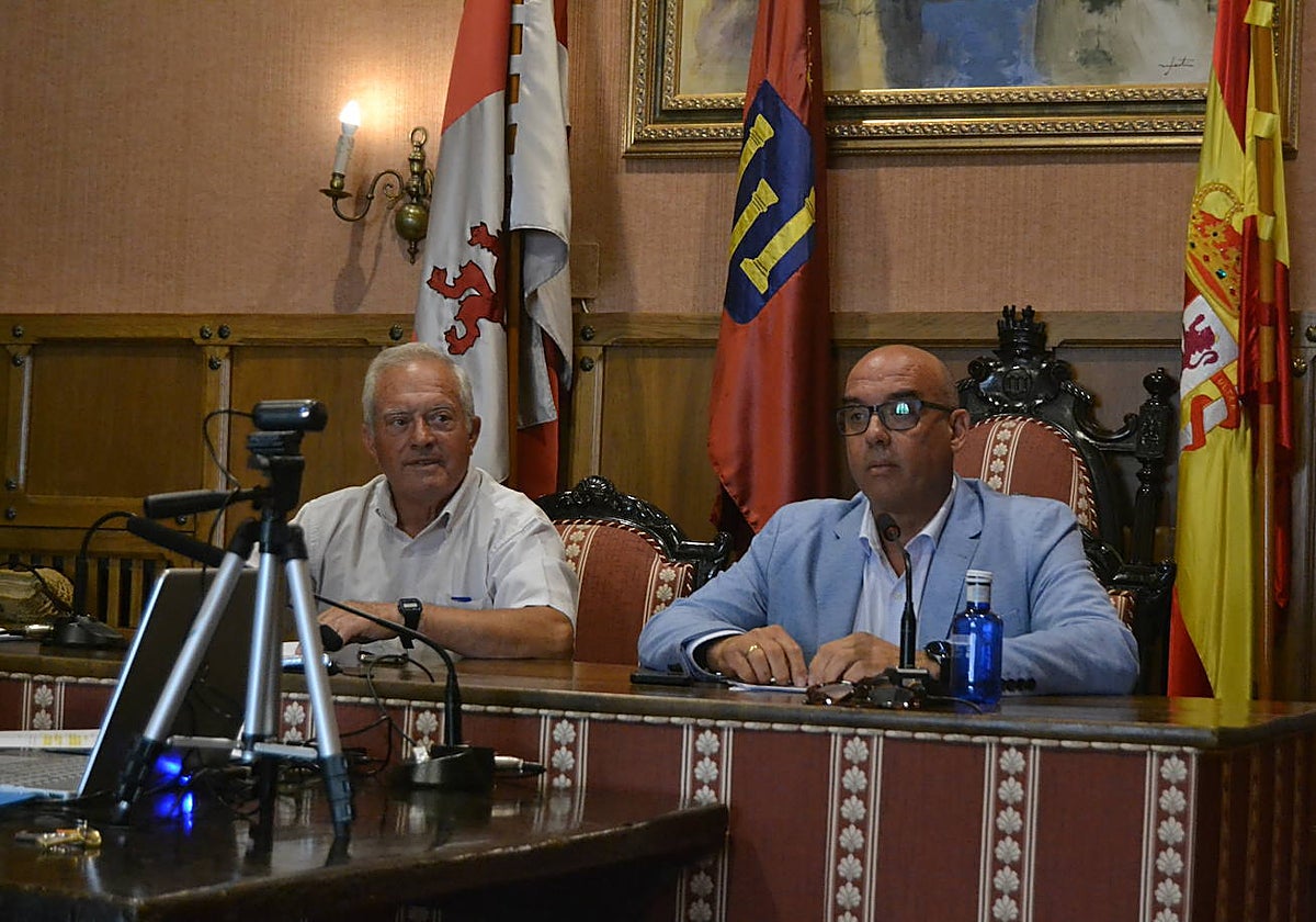 José Manuel Jerez y Ramón Sastre, durante el pleno del jueves.