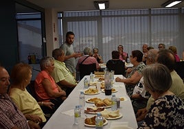 Los mayores de San Cristóbal de la Cuesta, durante la merienda.