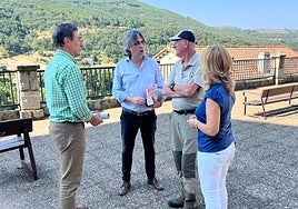 Rubén Martín, Luis Francisco Martín y Purificación Pozo, con uno de los vecinos afectados por las humedades detectadas en los garajes ubicados bajo el Mirador del Duque ubicado en el barrio de La Antigua.