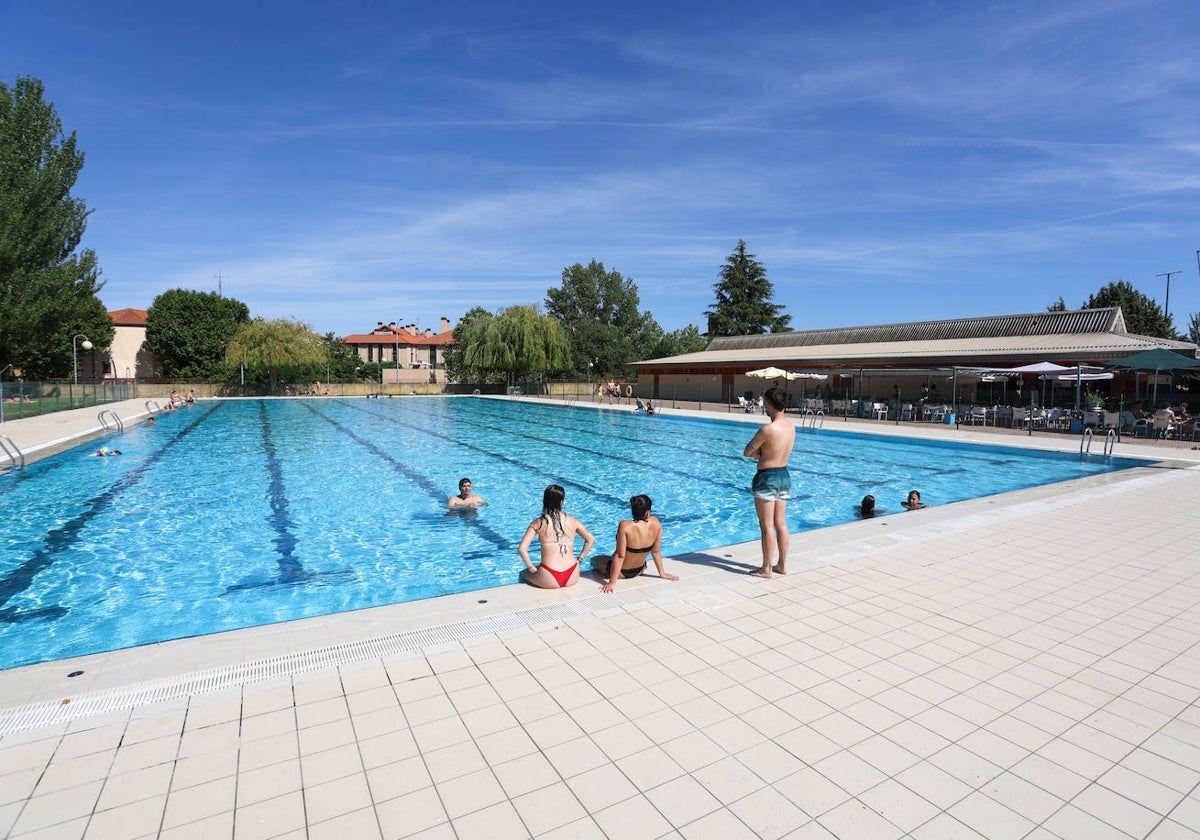 Bañistas, en una de las instalaciones municipales de Salamanca, al inicio de la temporada.