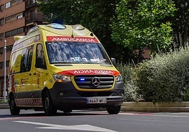 Una ambulancia circula por la capital.