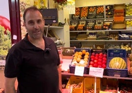 Javier Carrasco, frutero del Mercado de San Juan.