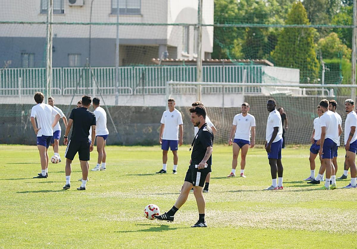 Jorge García, golpeando un balón con el exterior de su bota durante la sesión de trabajo de ayer en el anexo al Tori.