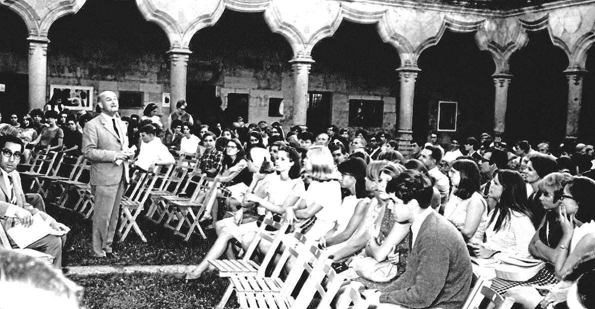 Corría el año 1971 y el profesor Real de la Riva se dirigía a los estudiantes de los Cursos en el Patio de Escuelas Menores de la Universidad.