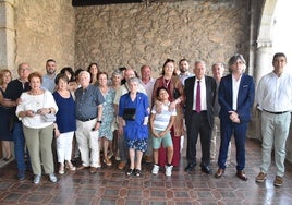 os participantes en la fiesta del Bejarano Ausente en el recibimiento con el alcalde y varios concejales