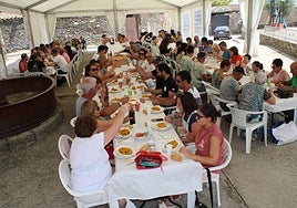 La carpa fue uno de los escenarios donde los comensales comieron protegidos del sol.