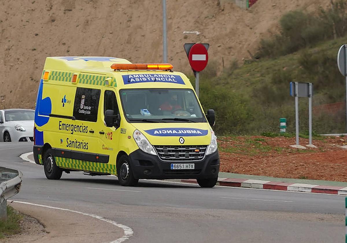 Una ambulancia circula por una carretera de la provincia.