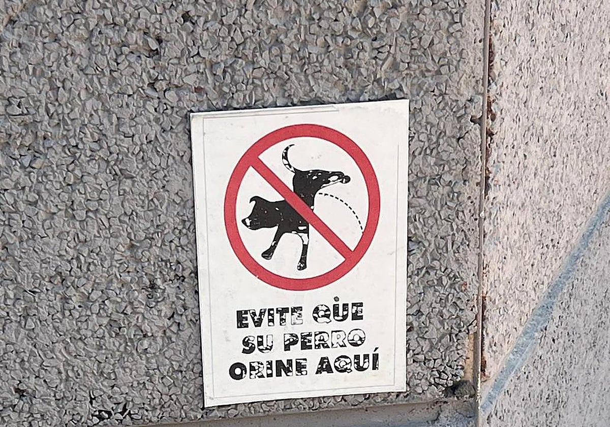 Imagen principal - Los barrios piden más control para librarse de los excrementos en los parques: «Da igual que las multa sea alta si no se impone»