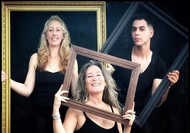 Miriam González, Raquel Barbero y Cristian García, posando con uno los marcos usados en su obra «Caleidoscopio».