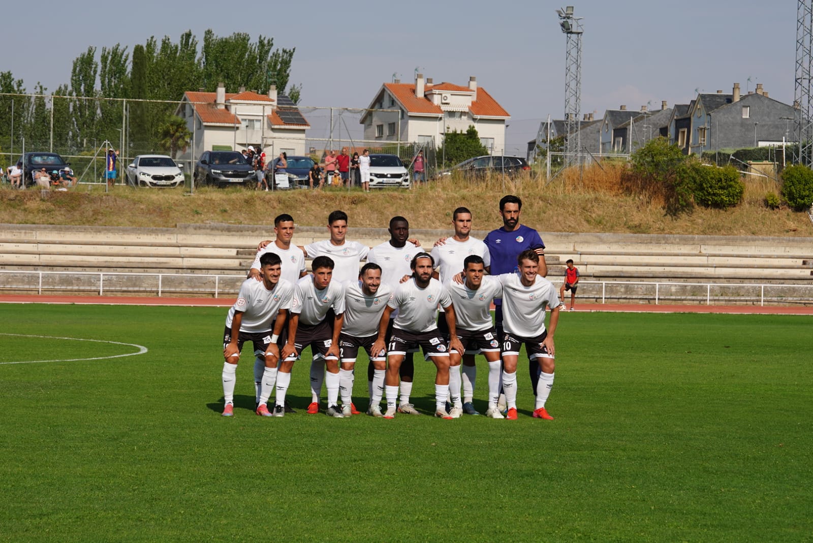 Pobre animación en Las Pistas, con la grada techada al borde del lleno