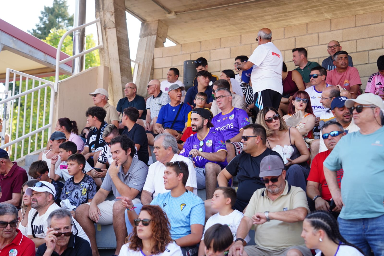 Pobre animación en Las Pistas, con la grada techada al borde del lleno