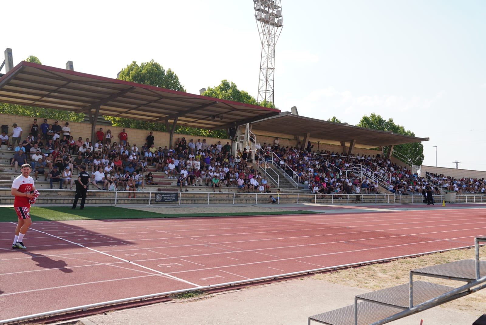Pobre animación en Las Pistas, con la grada techada al borde del lleno