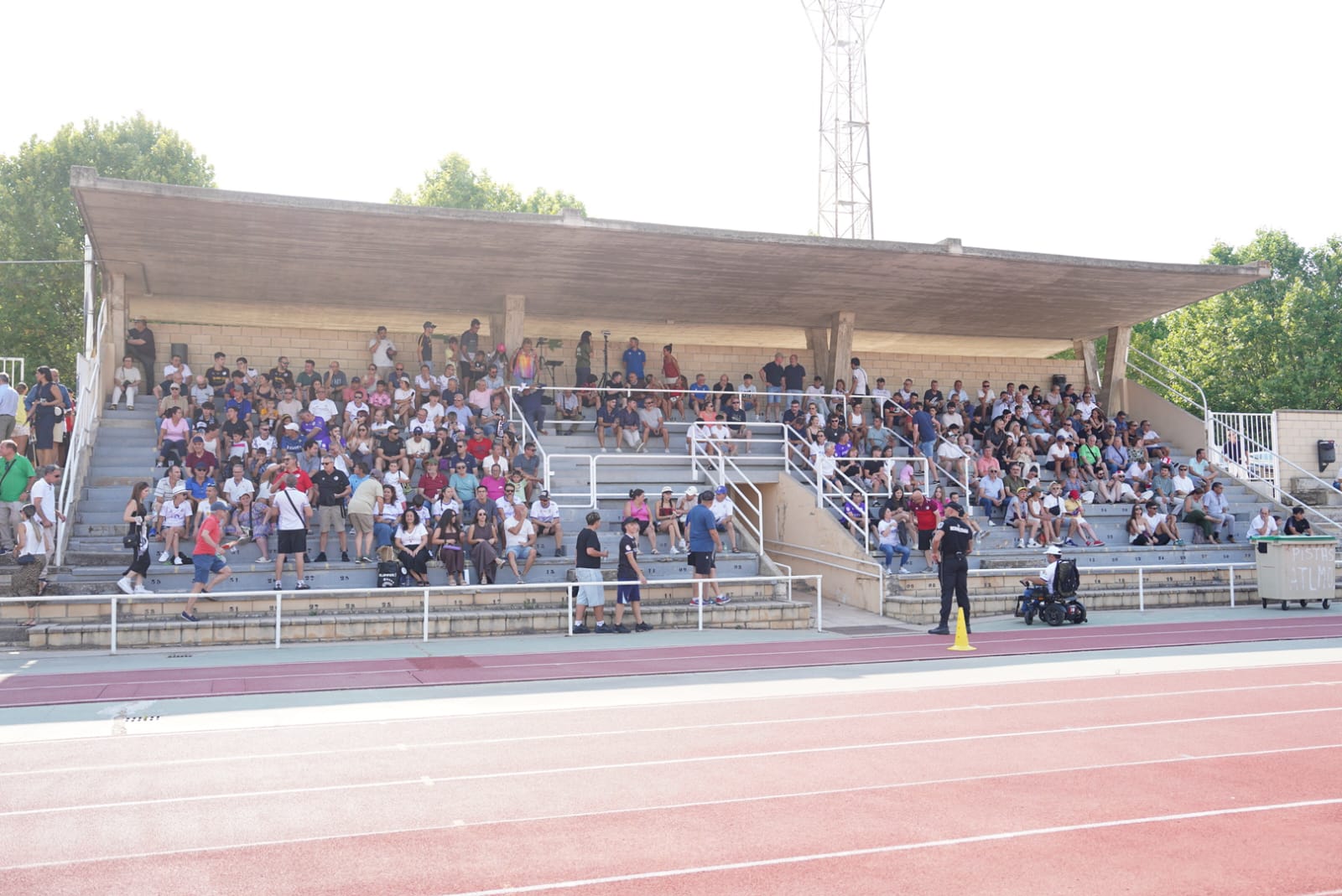 Pobre animación en Las Pistas, con la grada techada al borde del lleno