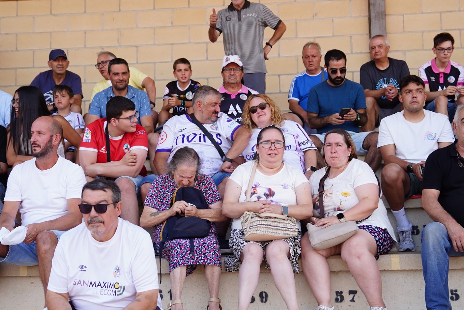 Pobre animación en Las Pistas, con la grada techada al borde del lleno